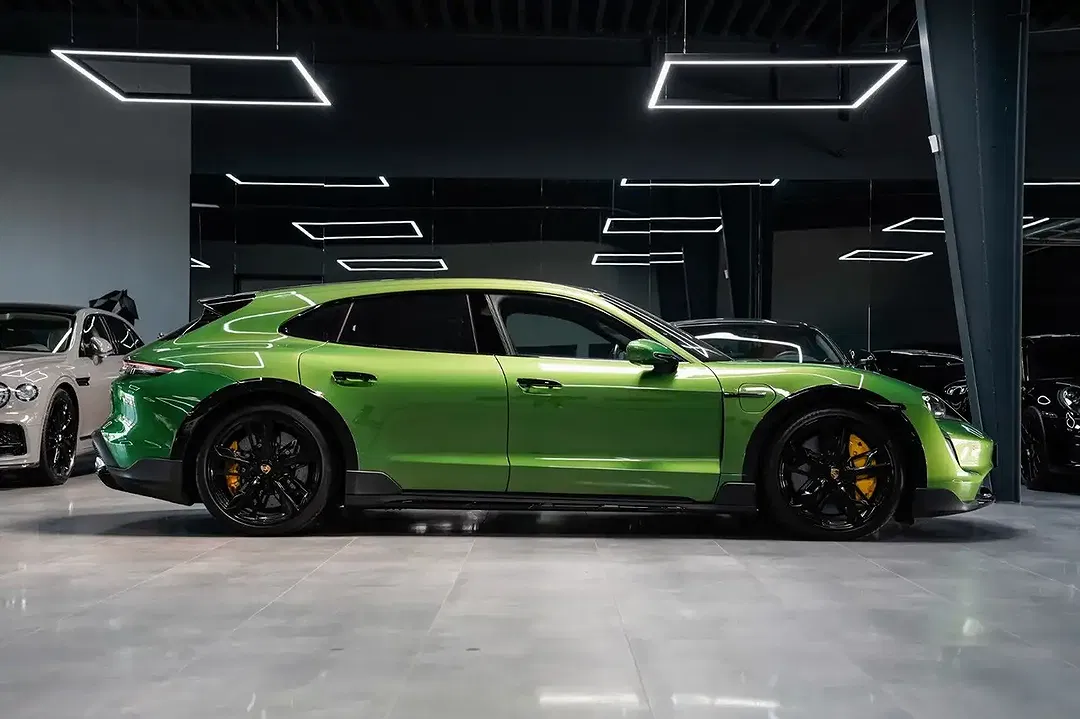 Porsche Taycan - Thumbnail 4