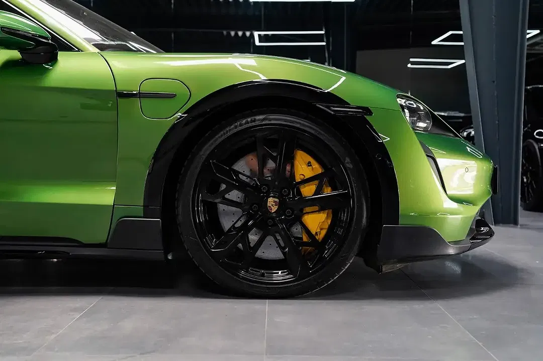 Porsche Taycan - Thumbnail 5