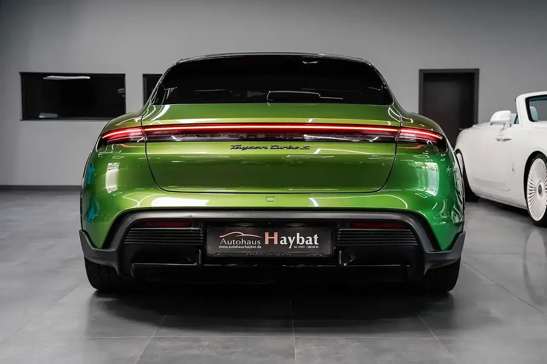 Porsche Taycan - Thumbnail 7