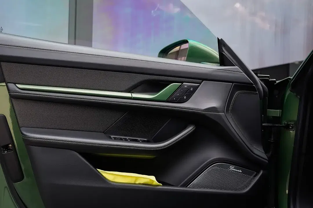 Porsche Taycan - Thumbnail 9