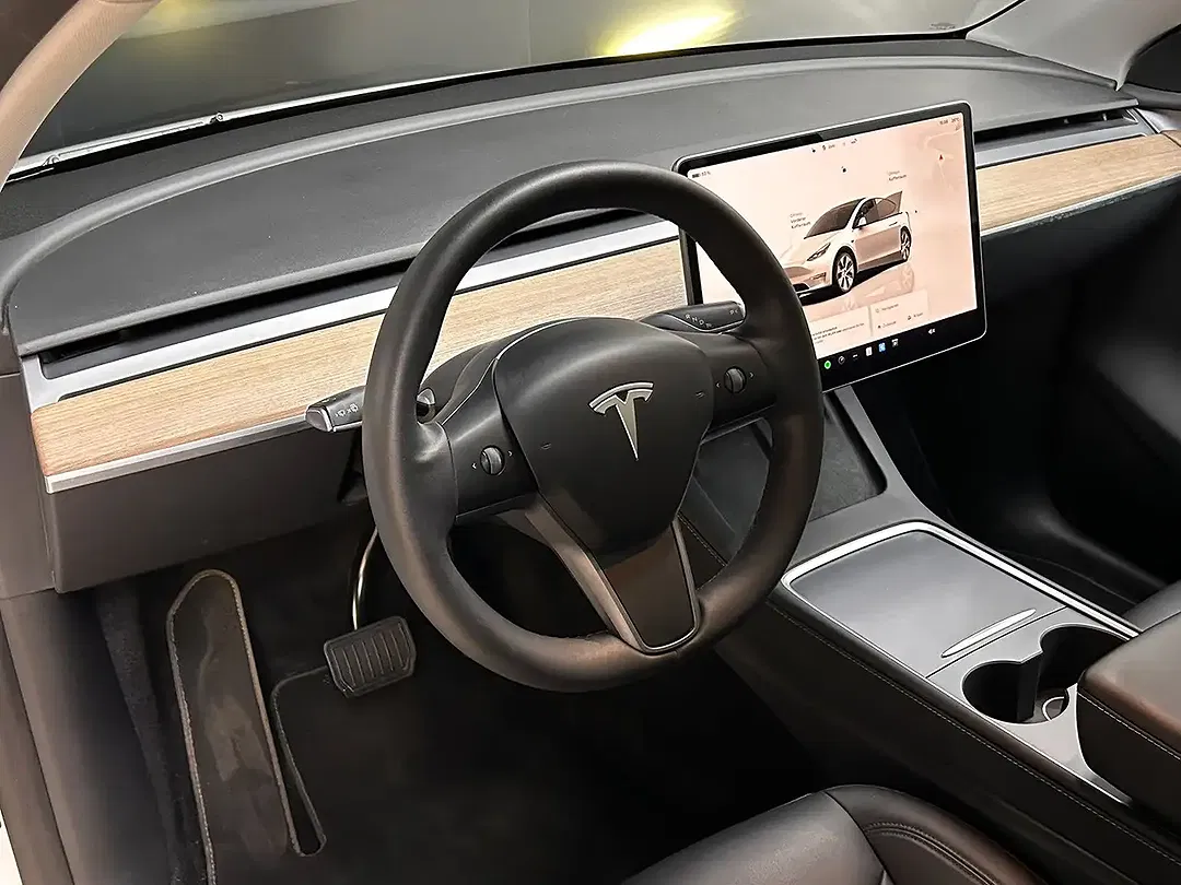 Tesla Model Y - Thumbnail 12