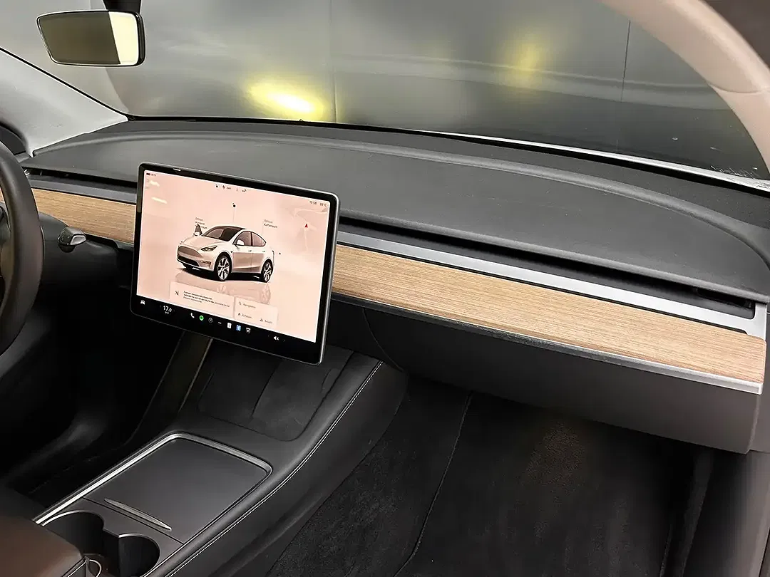 Tesla Model Y - Thumbnail 13