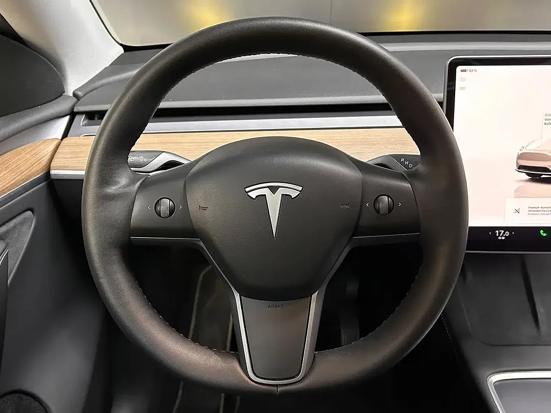 Tesla Model Y - Thumbnail 14