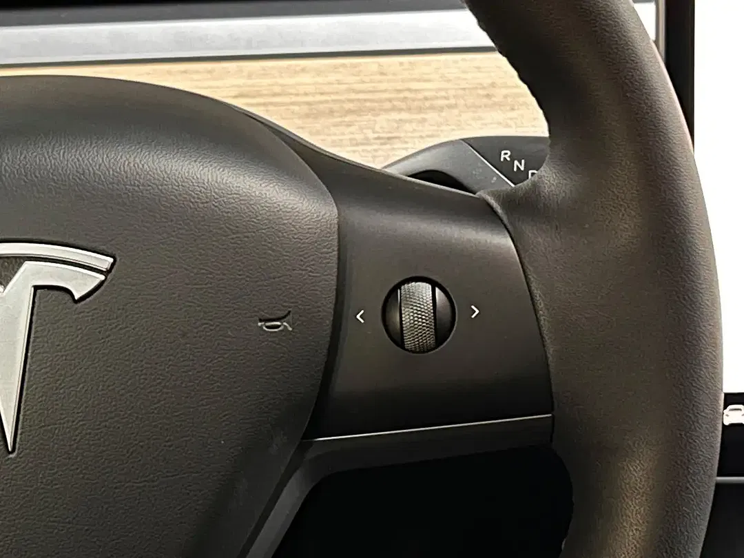 Tesla Model Y - Thumbnail 16
