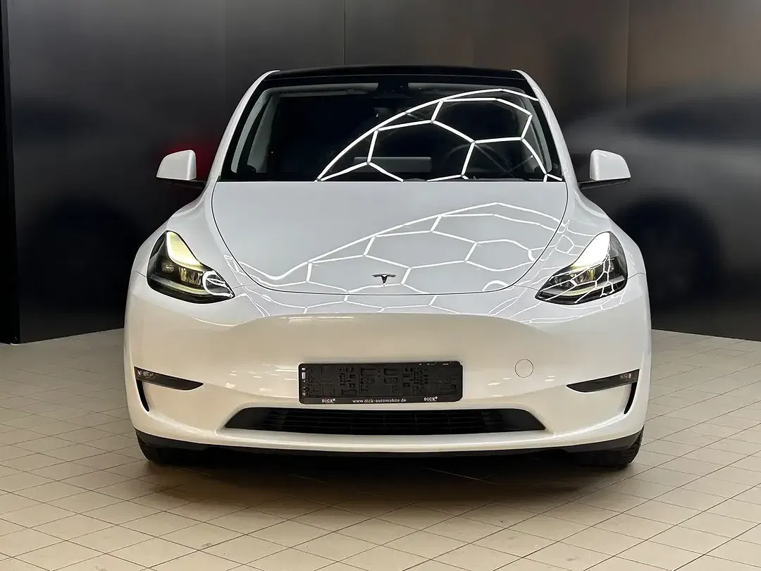 Tesla Model Y - Thumbnail 3