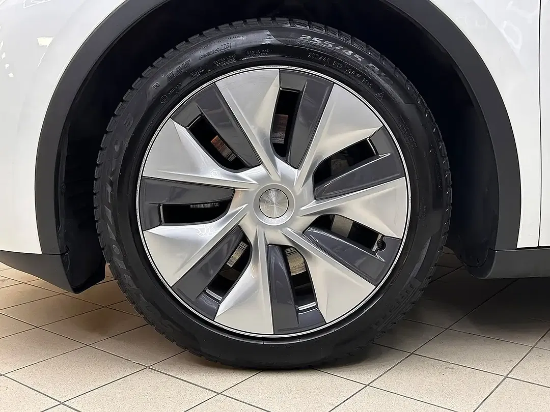 Tesla Model Y - Thumbnail 23