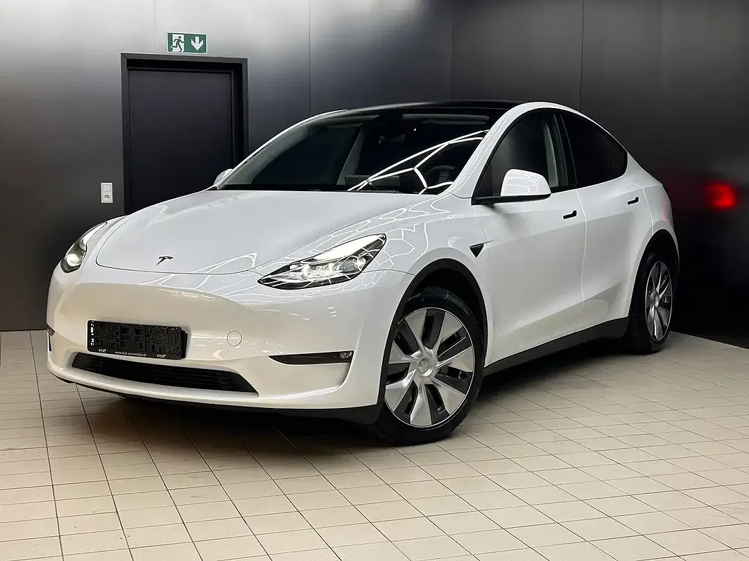 Tesla Model Y - Thumbnail 1