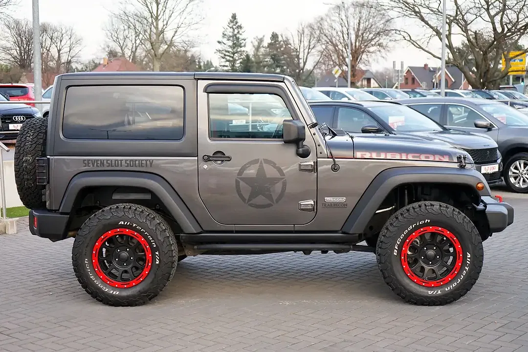 Jeep Wrangler - Thumbnail 3