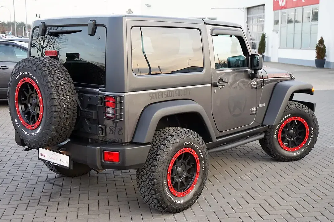 Jeep Wrangler - Thumbnail 4