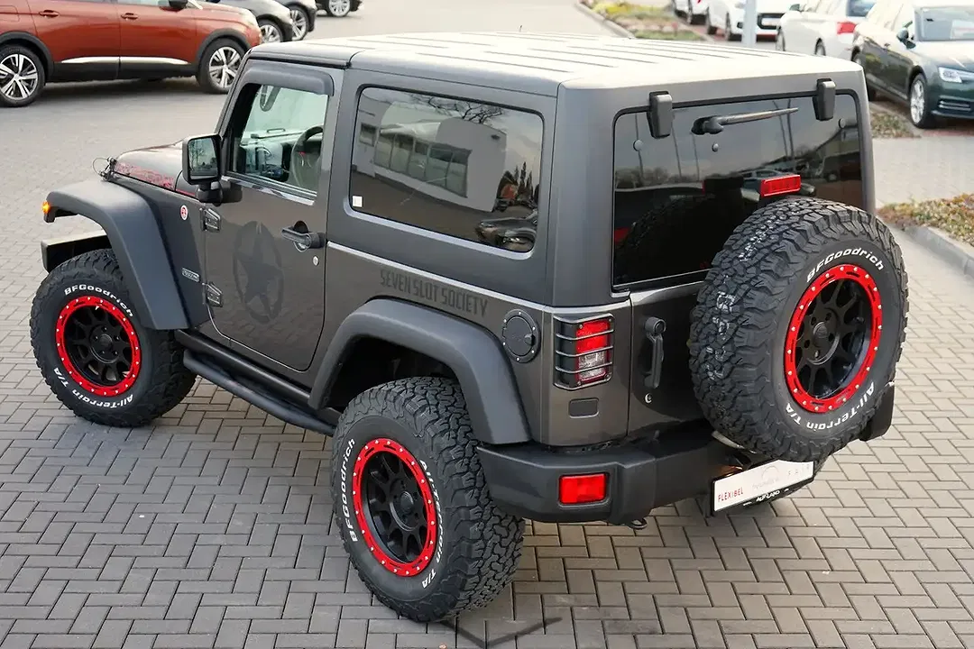 Jeep Wrangler - Thumbnail 7