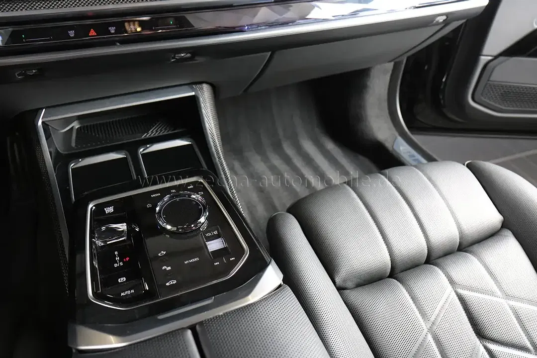 BMW 750 - Thumbnail 9