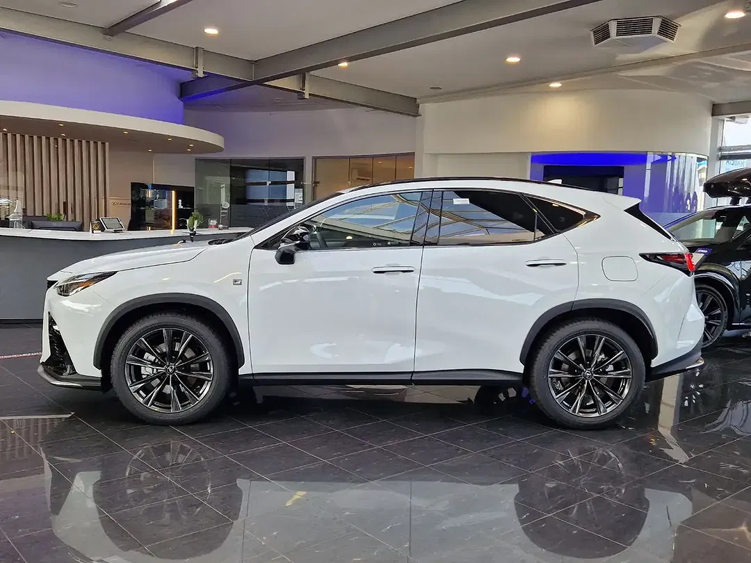 Lexus NX 450h+ - Thumbnail 4
