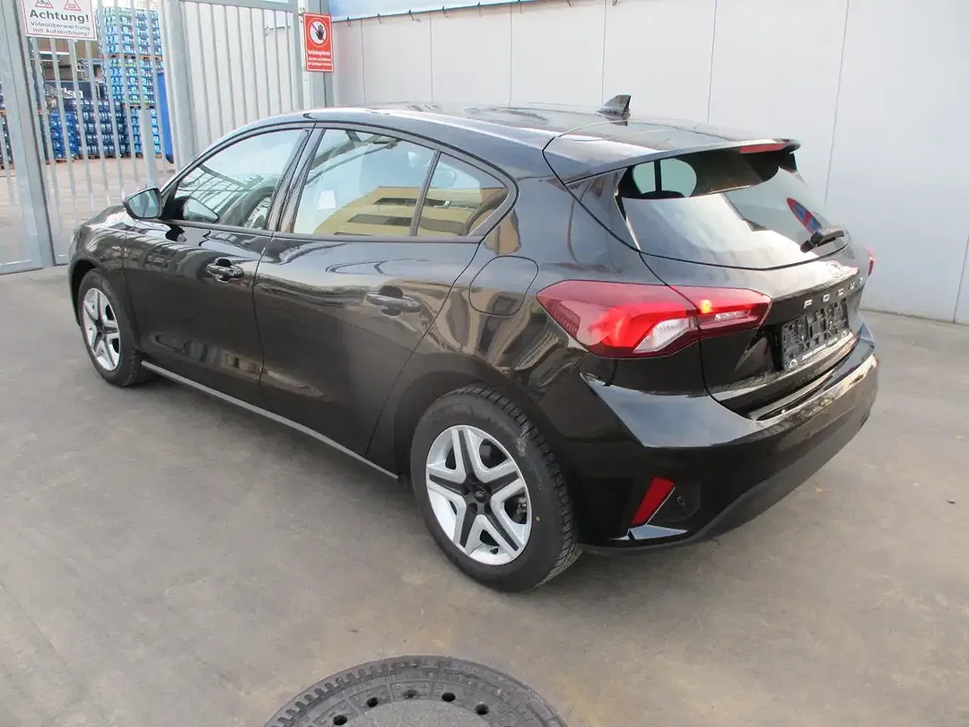 Ford Focus - Thumbnail 3