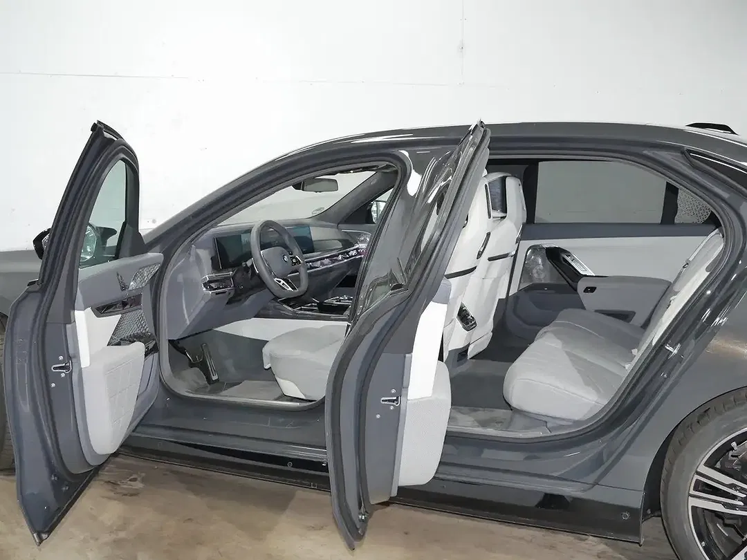BMW i7 - Thumbnail 8
