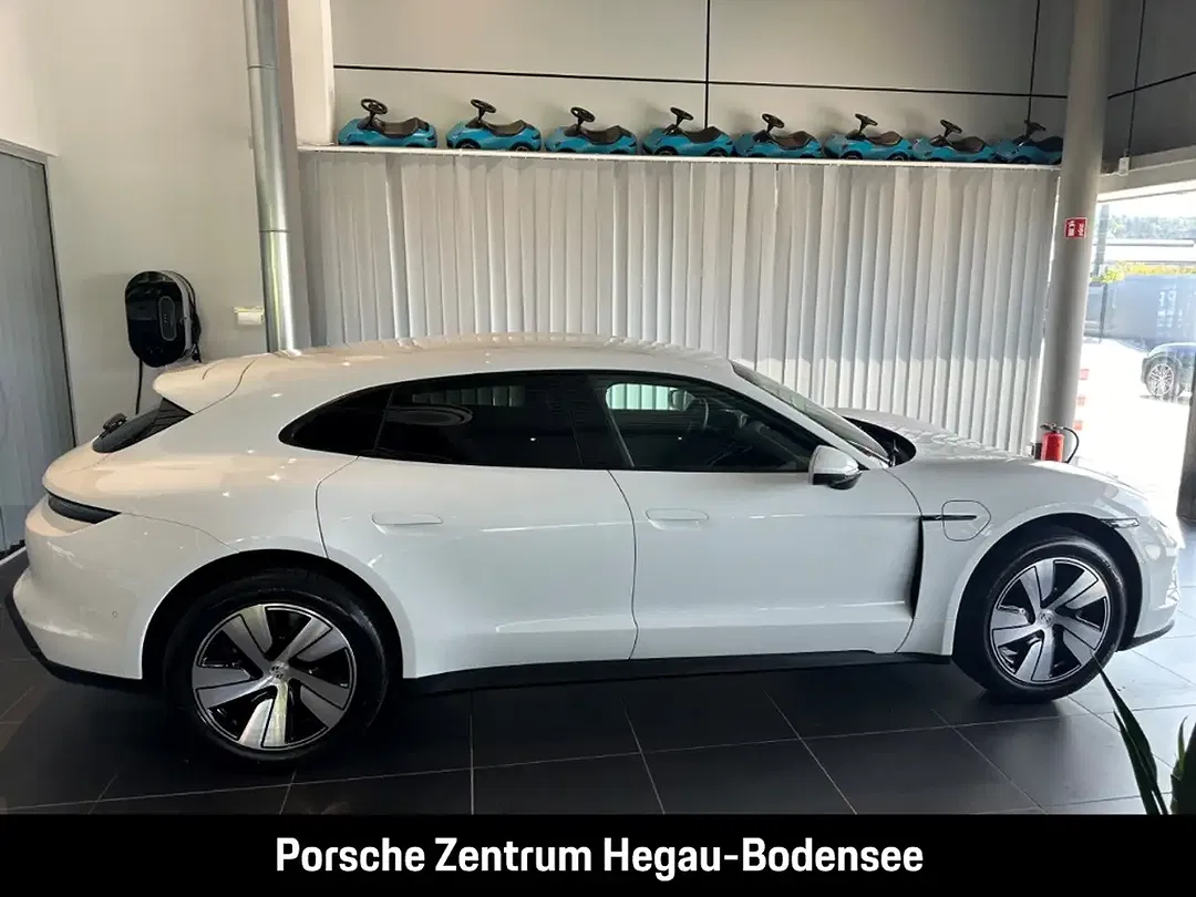 Porsche Taycan - Thumbnail 2