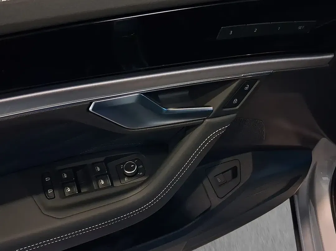 Volkswagen Touareg - Thumbnail 12