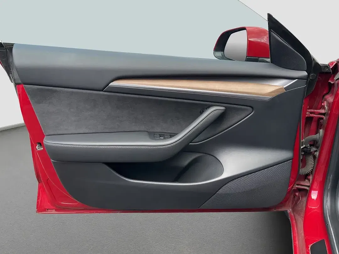 Tesla Model 3 - Thumbnail 13