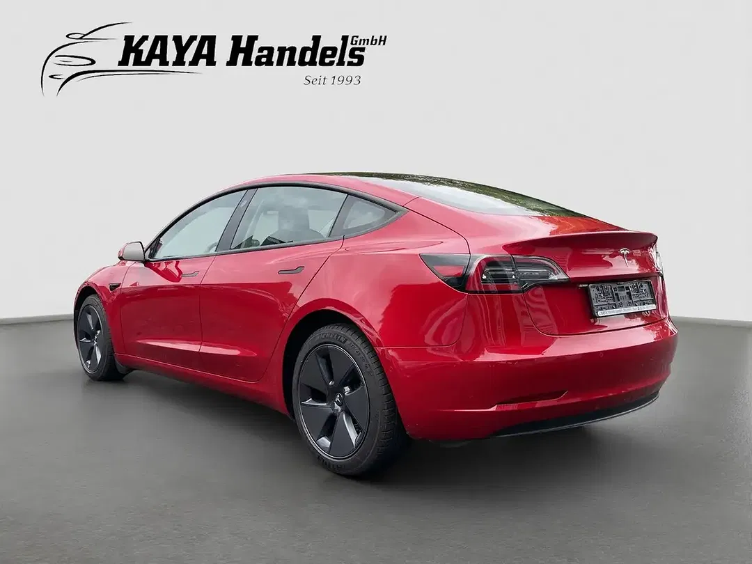 Tesla Model 3 - Thumbnail 5