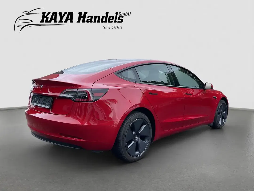 Tesla Model 3 - Thumbnail 7