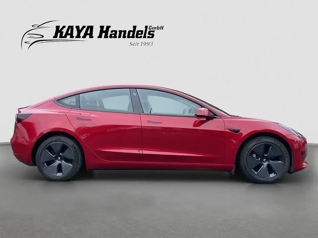 Tesla Model 3 - Thumbnail 8