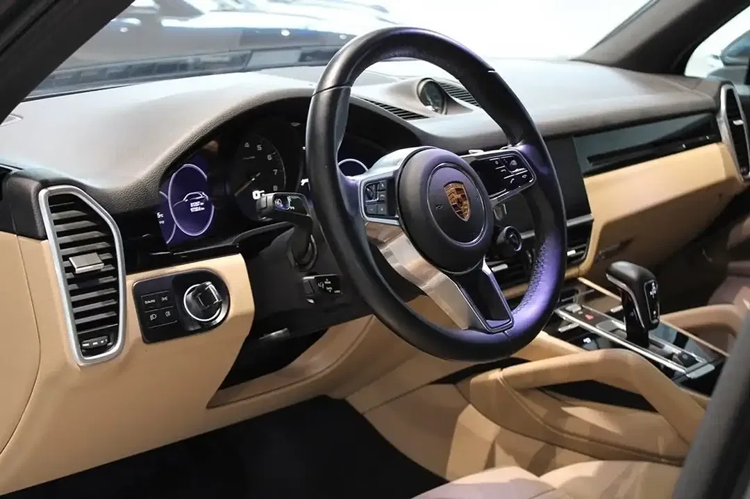 Porsche Cayenne - Thumbnail 3