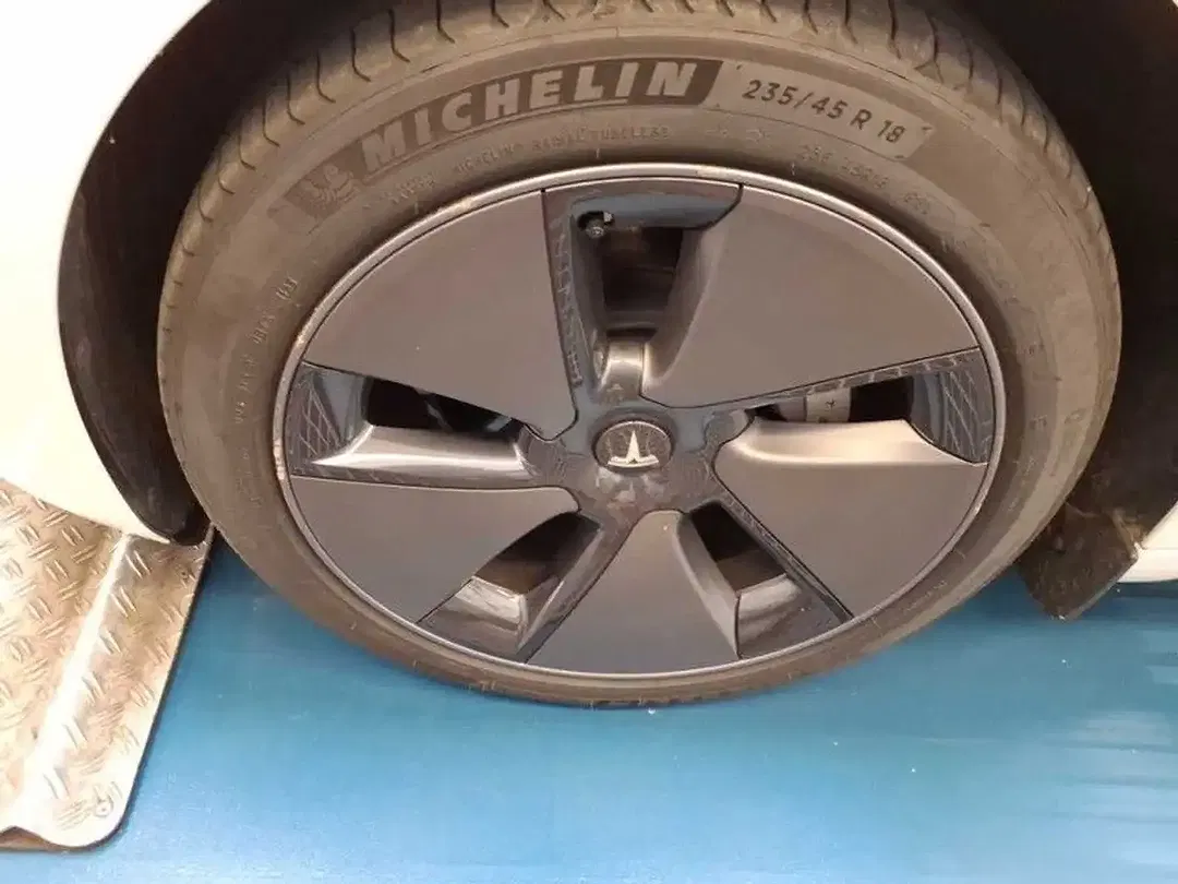Tesla Model 3 - Thumbnail 13