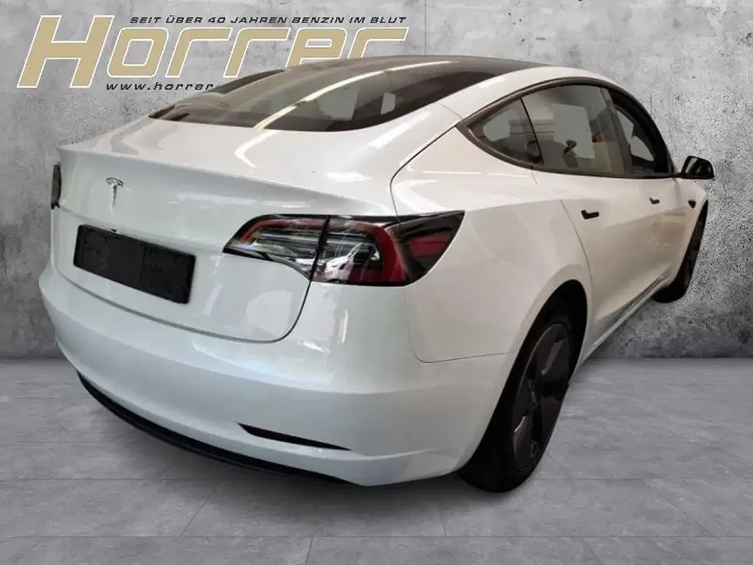 Tesla Model 3 - Thumbnail 3