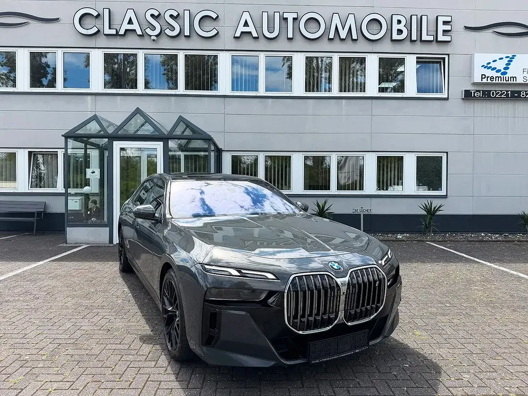 BMW i7 - Thumbnail 3