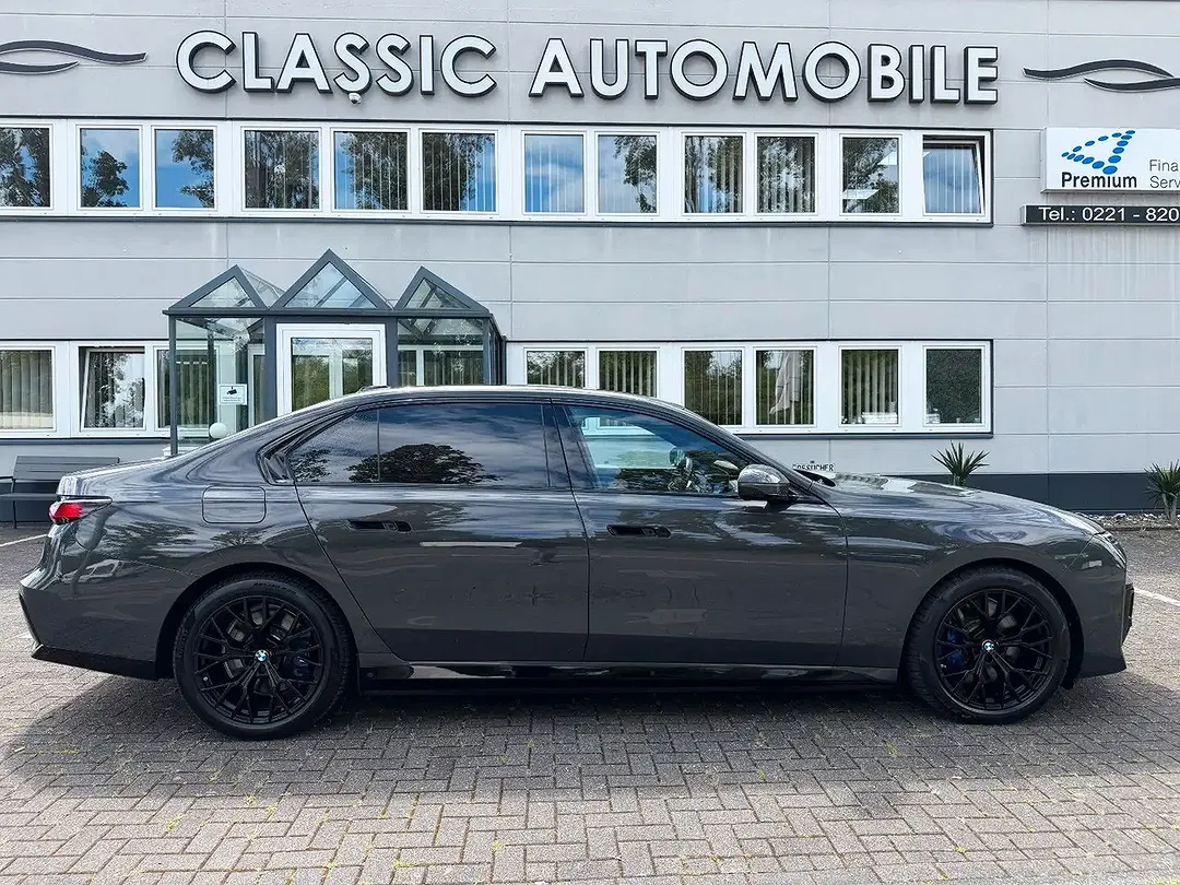 BMW i7 - Thumbnail 4