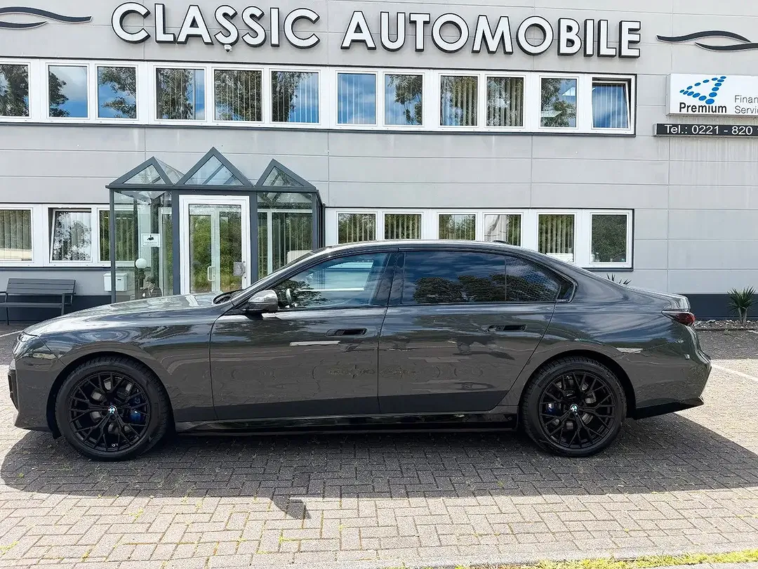 BMW i7 - Thumbnail 5