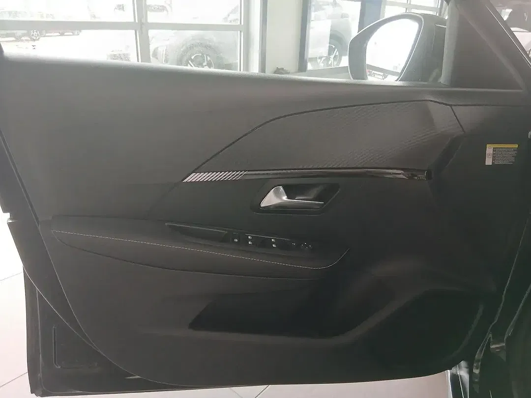 Peugeot 208 - Thumbnail 10