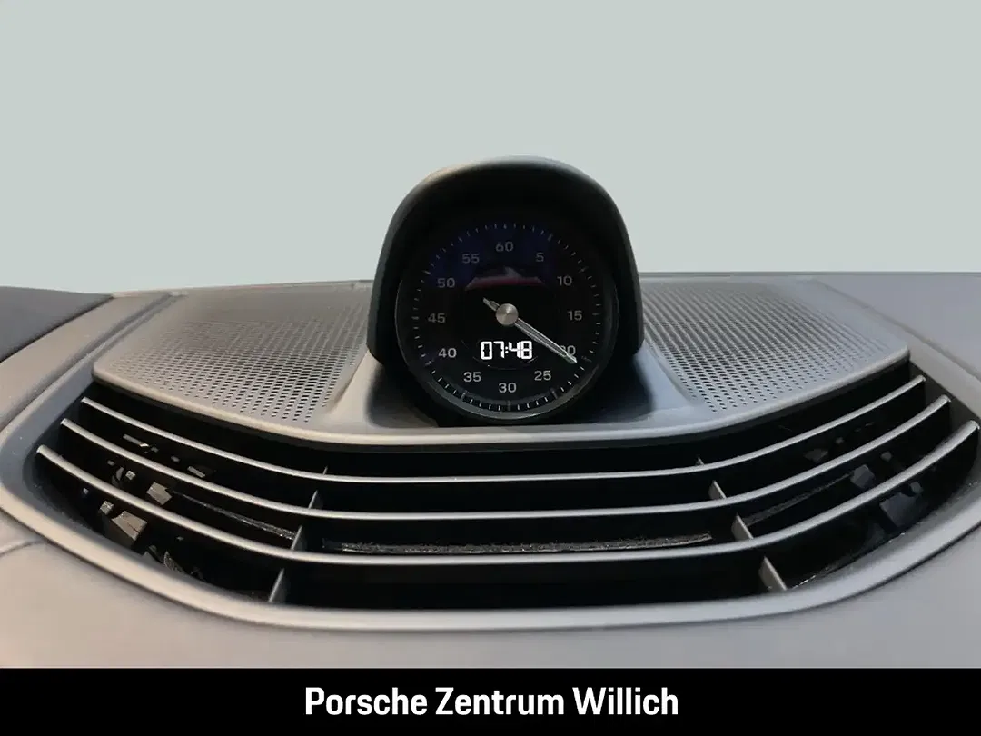 Porsche Taycan - Thumbnail 12