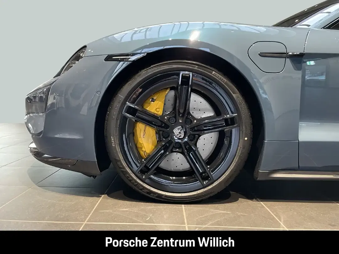 Porsche Taycan - Thumbnail 6