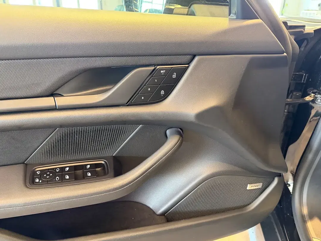 Porsche Taycan - Thumbnail 10