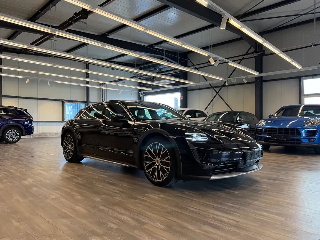 Porsche Taycan - Thumbnail 3
