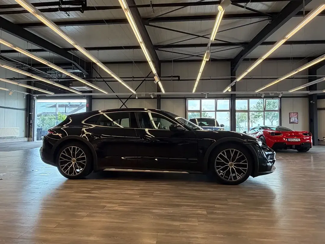 Porsche Taycan - Thumbnail 4