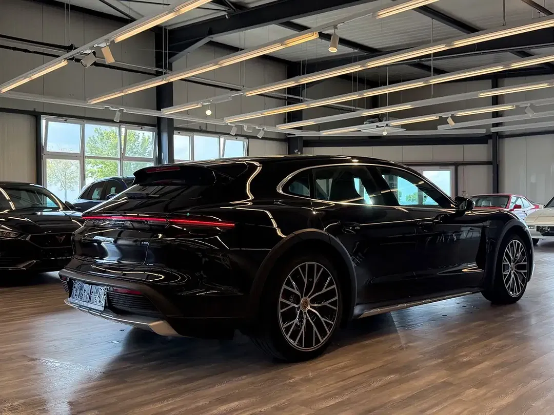 Porsche Taycan - Thumbnail 5