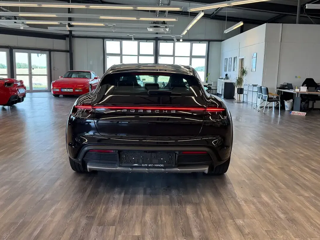 Porsche Taycan - Thumbnail 6