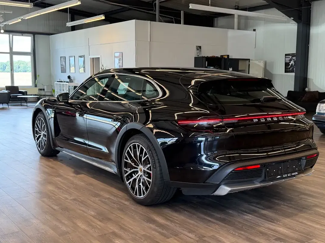Porsche Taycan - Thumbnail 7
