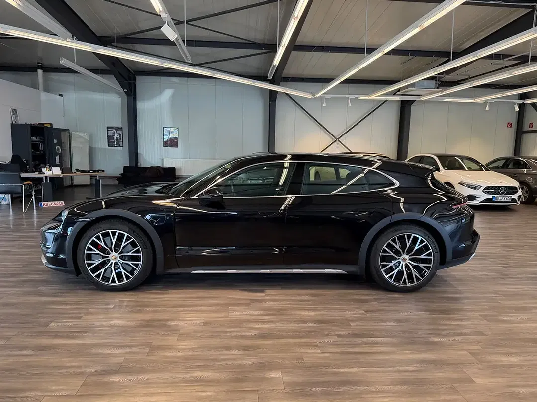 Porsche Taycan - Thumbnail 8