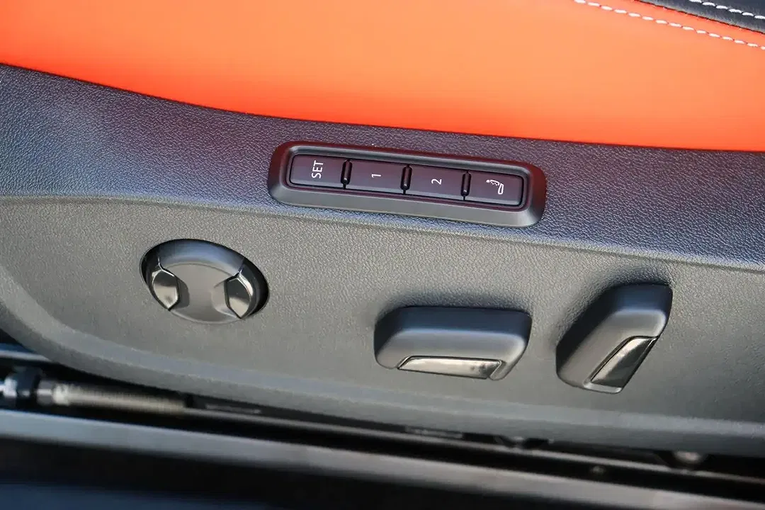 Ford Explorer - Thumbnail 19