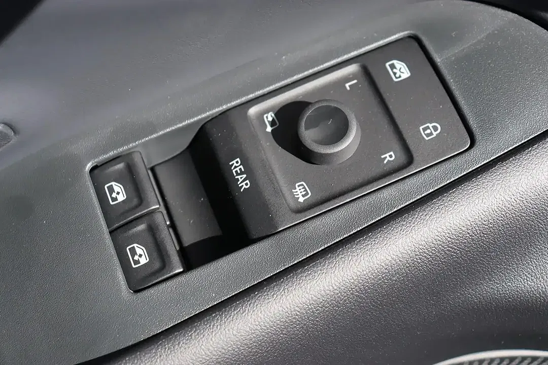 Ford Explorer - Thumbnail 21