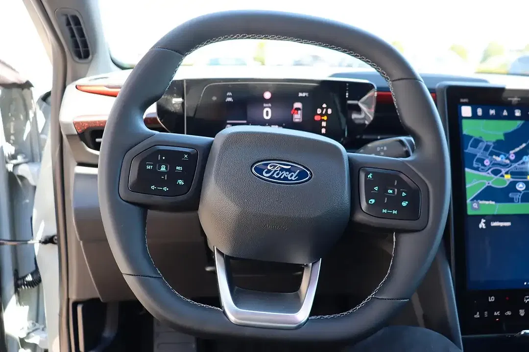 Ford Explorer - Thumbnail 23