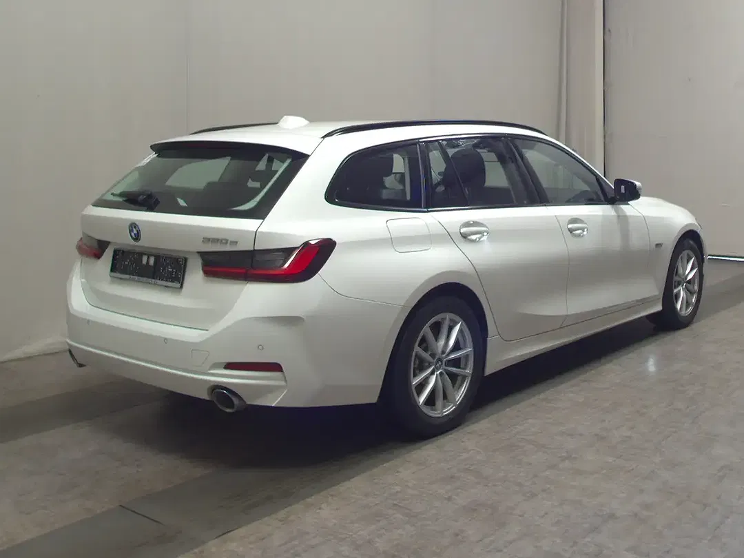 BMW 320 - Thumbnail 3