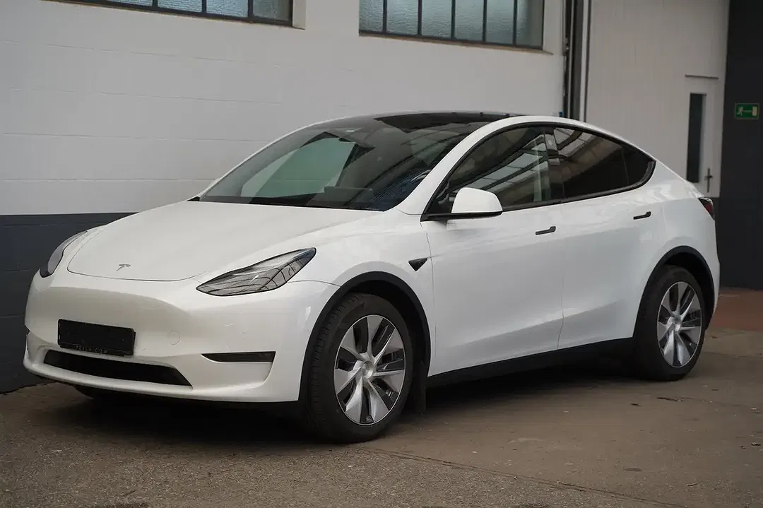Tesla Model Y - Thumbnail 1