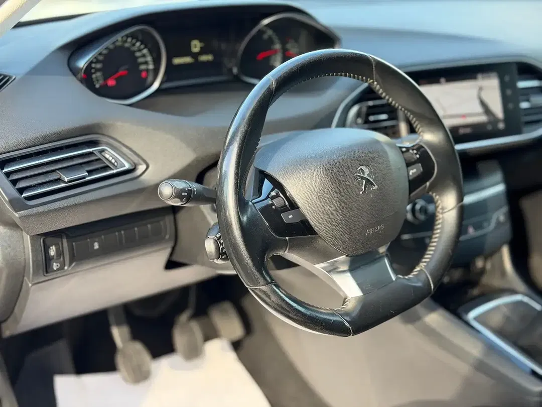 Peugeot 308 - Thumbnail 3