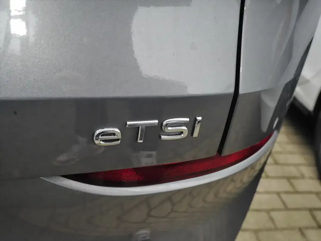 Volkswagen T-Roc - Thumbnail 6