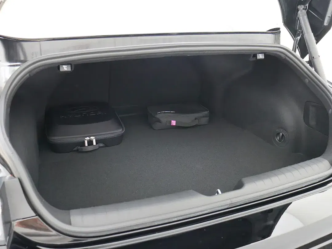 Hyundai IONIQ 6 - Thumbnail 14