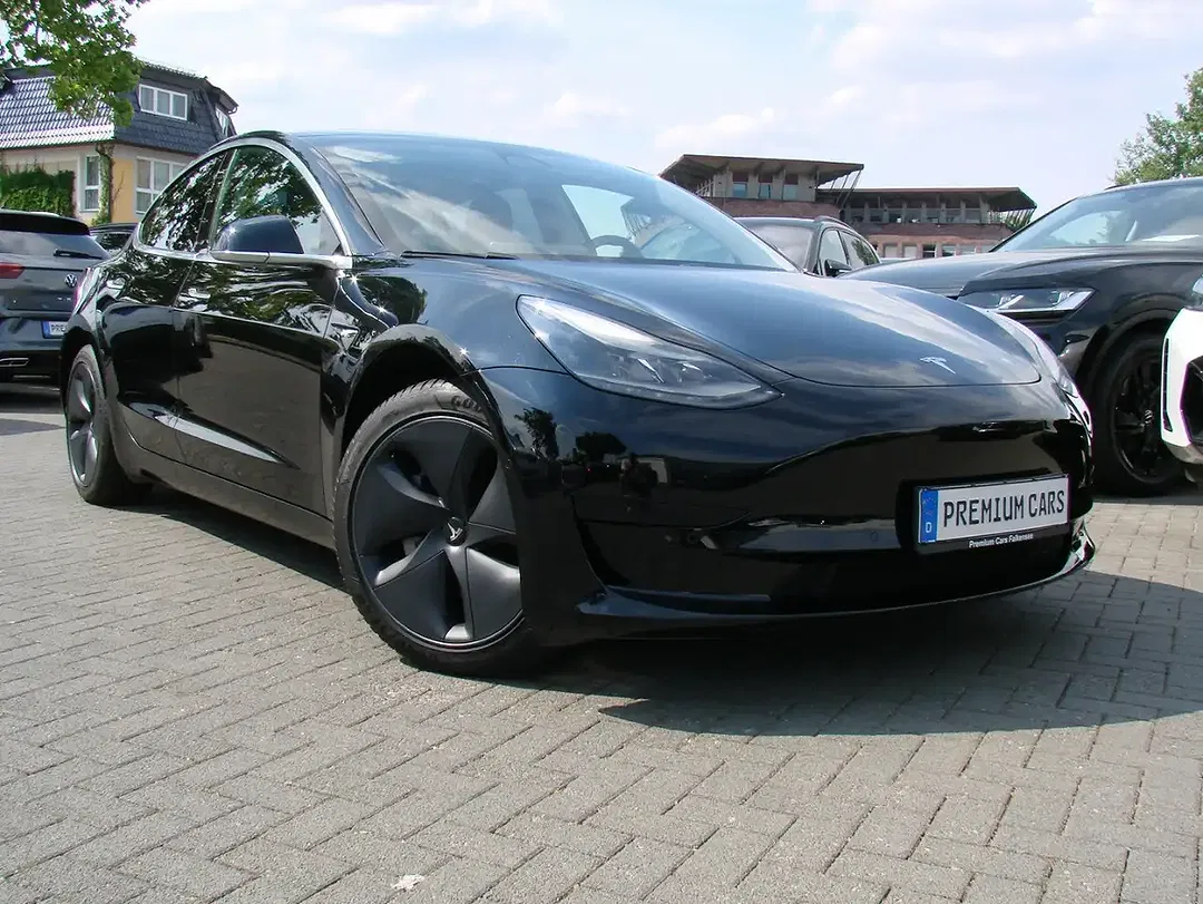 Tesla Model 3 - Thumbnail 1