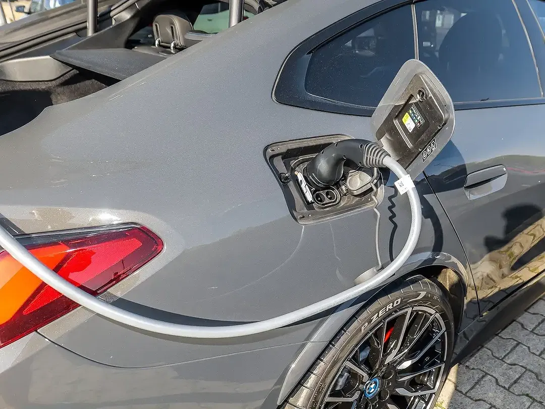 BMW i4 - Thumbnail 26